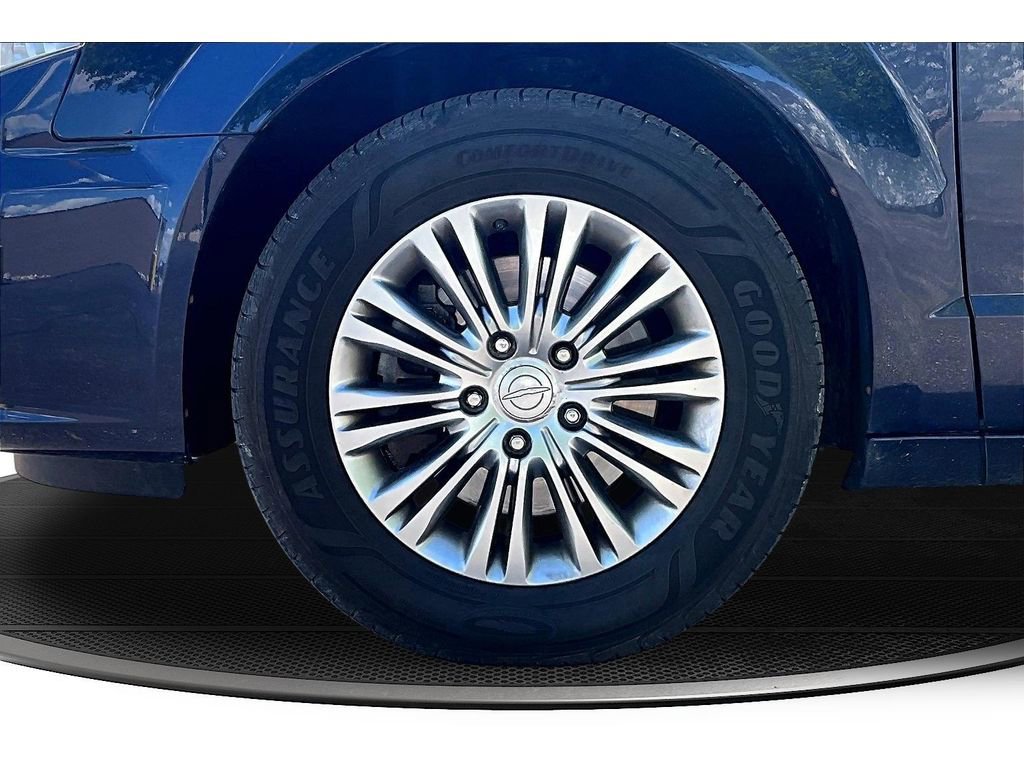 Used 2013 Chrysler Town & Country Touring-L w/ Entertainment Group #2 image 9