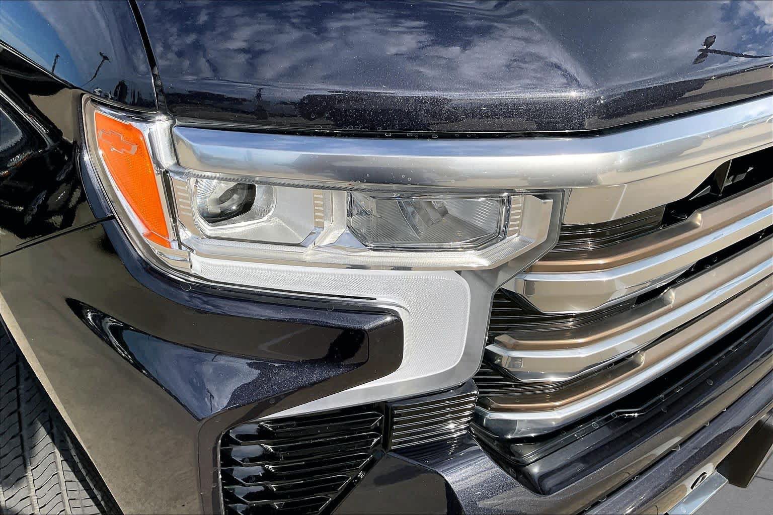 Used 2022 Chevrolet Silverado 1500 High Country w/ High Country Premium Package AWD/4WD image 27