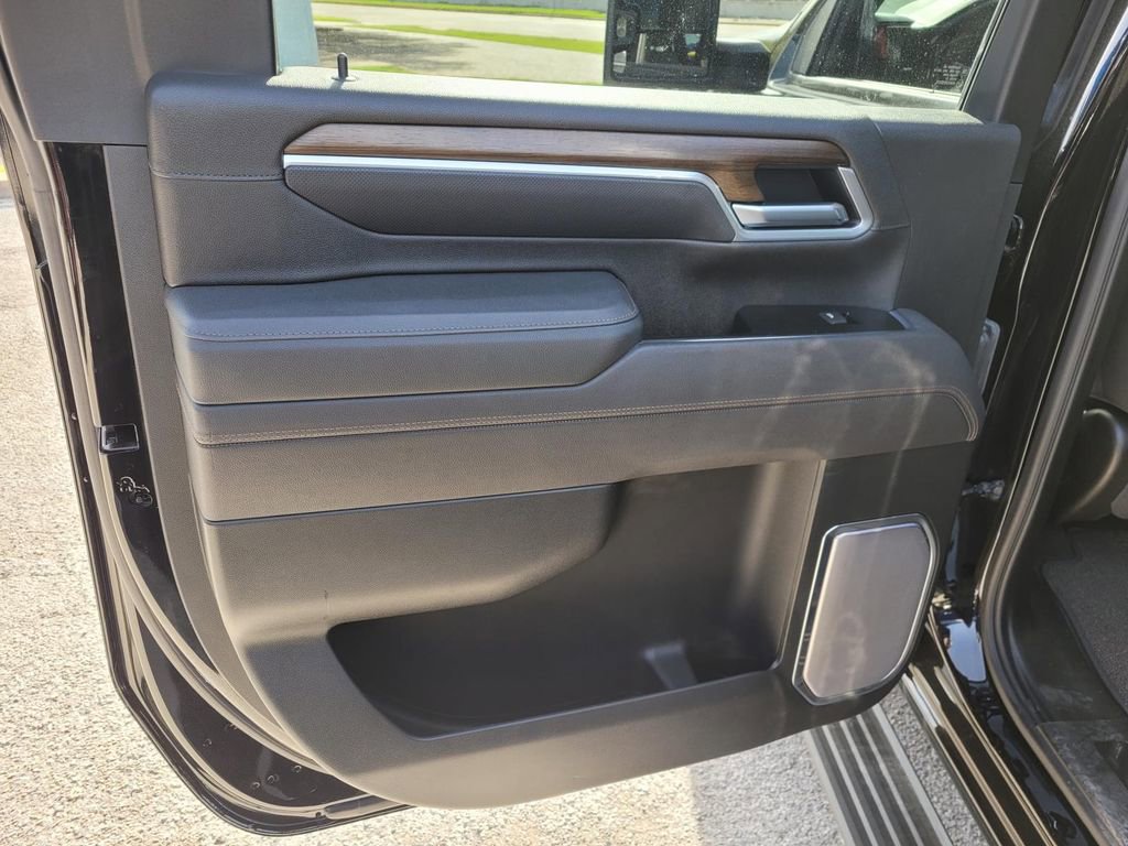 Used 2025 Chevrolet Silverado 2500 High Country w/ Midnight Edition AWD/4WD image 16