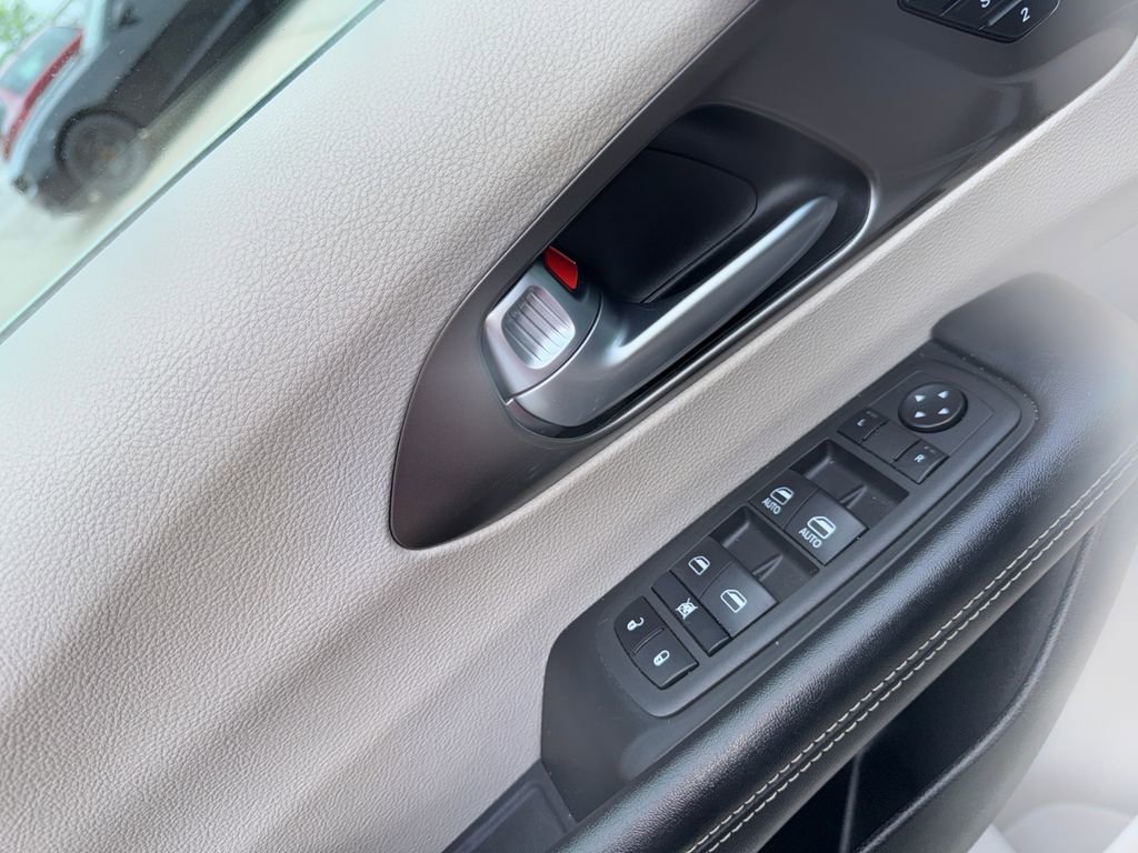 Used 2022 Chrysler Pacifica Touring-L FWD image 11