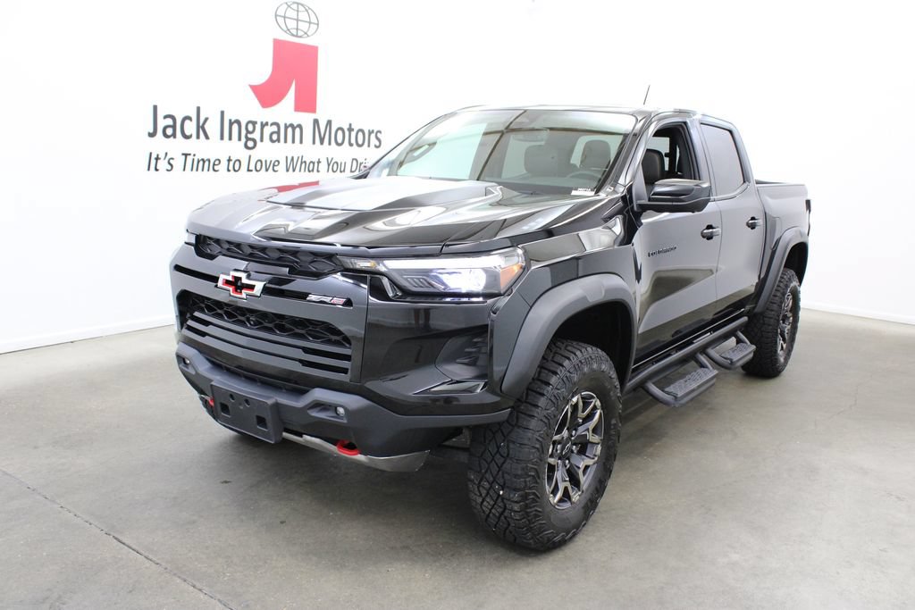 Used 2025 Chevrolet Colorado ZR2 w/ Technology Package AWD/4WD image 2