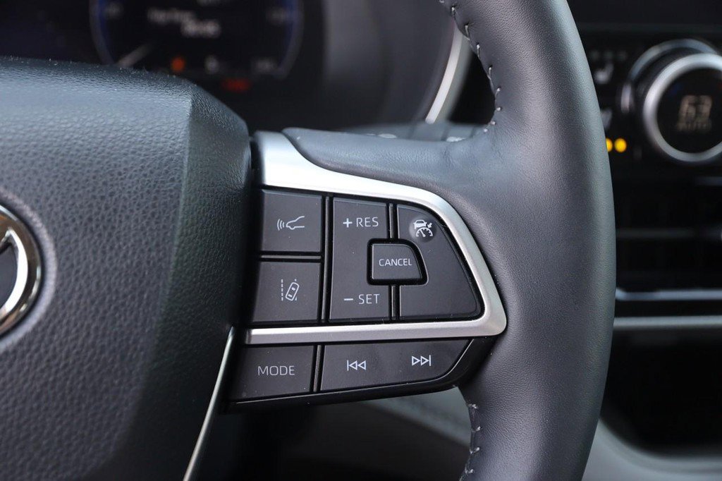 Used 2024 Toyota Highlander Platinum FWD image 16