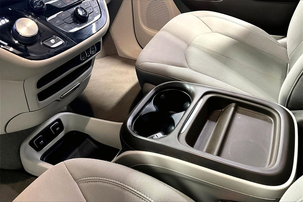 Used 2021 Chrysler Pacifica Touring image 18