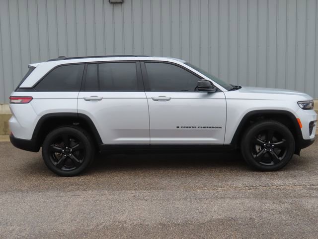Used 2023 Jeep Grand Cherokee Altitude AWD/4WD image 3