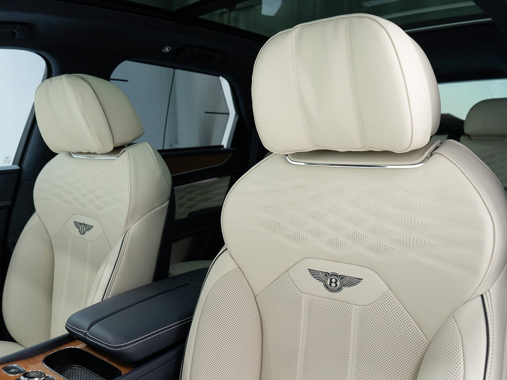 Used 2025 Bentley Bentayga image 16