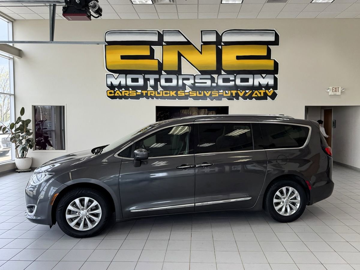 Used 2018 Chrysler Pacifica Touring-L FWD image 4