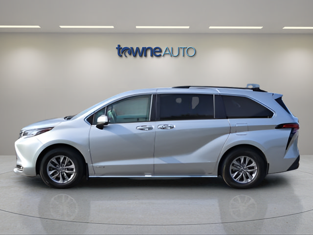Used 2021 Toyota Sienna XLE AWD/4WD image 3
