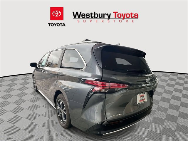 Used 2025 Toyota Sienna Platinum image 9