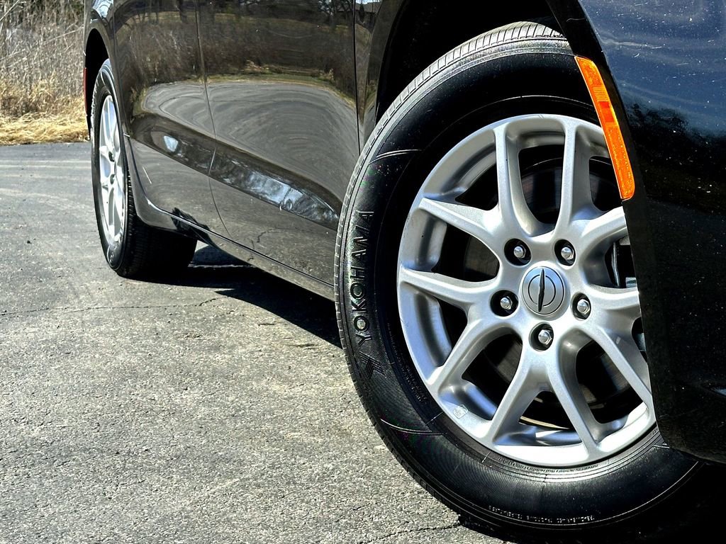 Used 2024 Chrysler Pacifica Touring FWD image 3