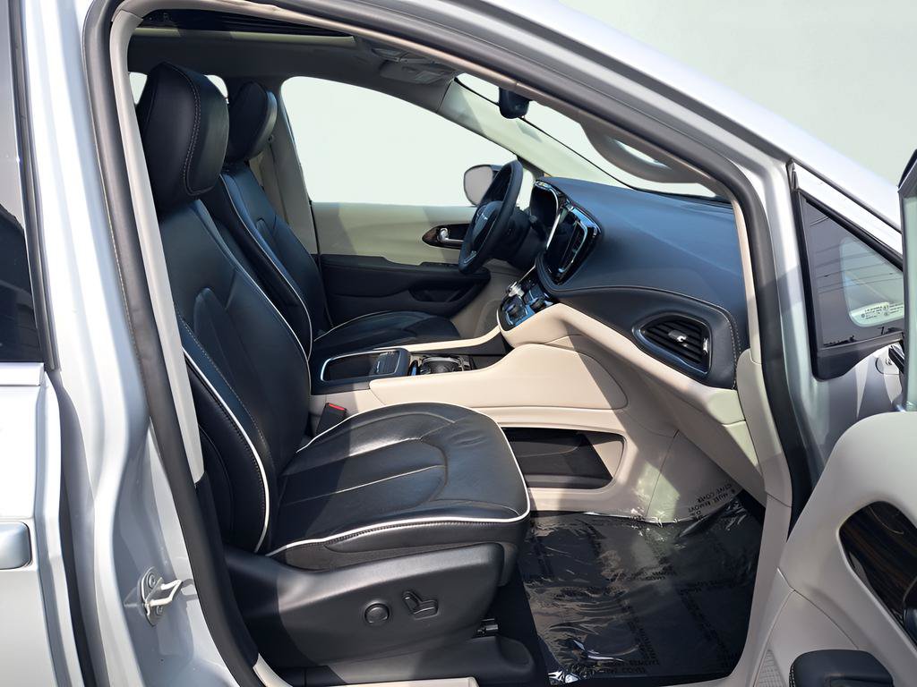 Used 2024 Chrysler Pacifica Limited FWD image 17