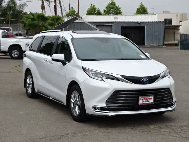 Used 2023 Toyota Sienna Limited AWD/4WD image 2