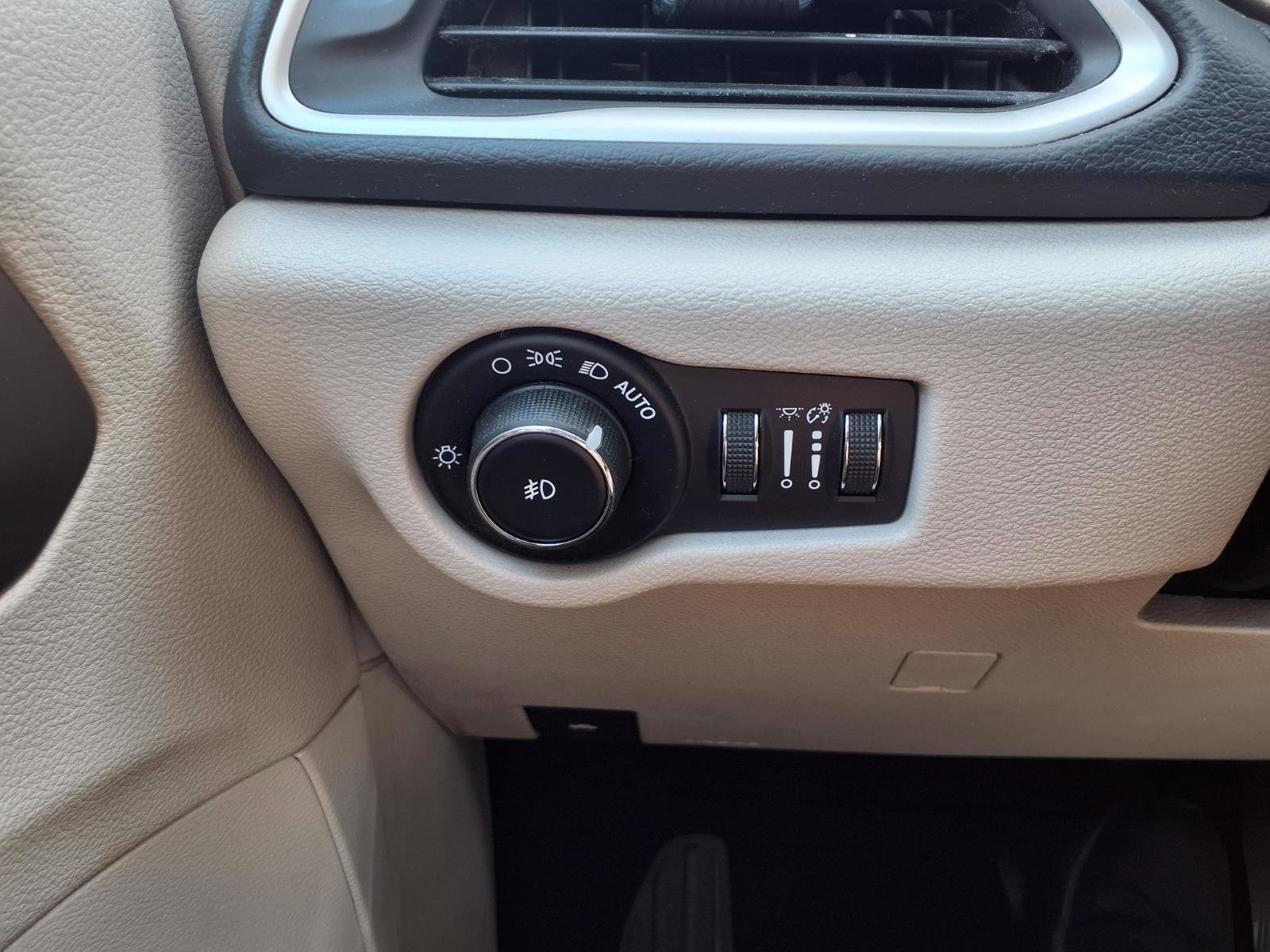 Used 2018 Chrysler Pacifica Touring-L image 9