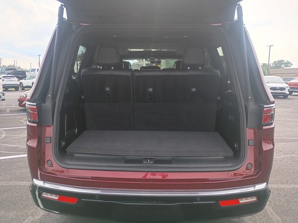 Used 2022 Jeep Wagoneer Series III w/ Premium Group I AWD/4WD image 12