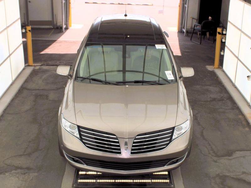 Used 2019 Lincoln MKT AWD image 2