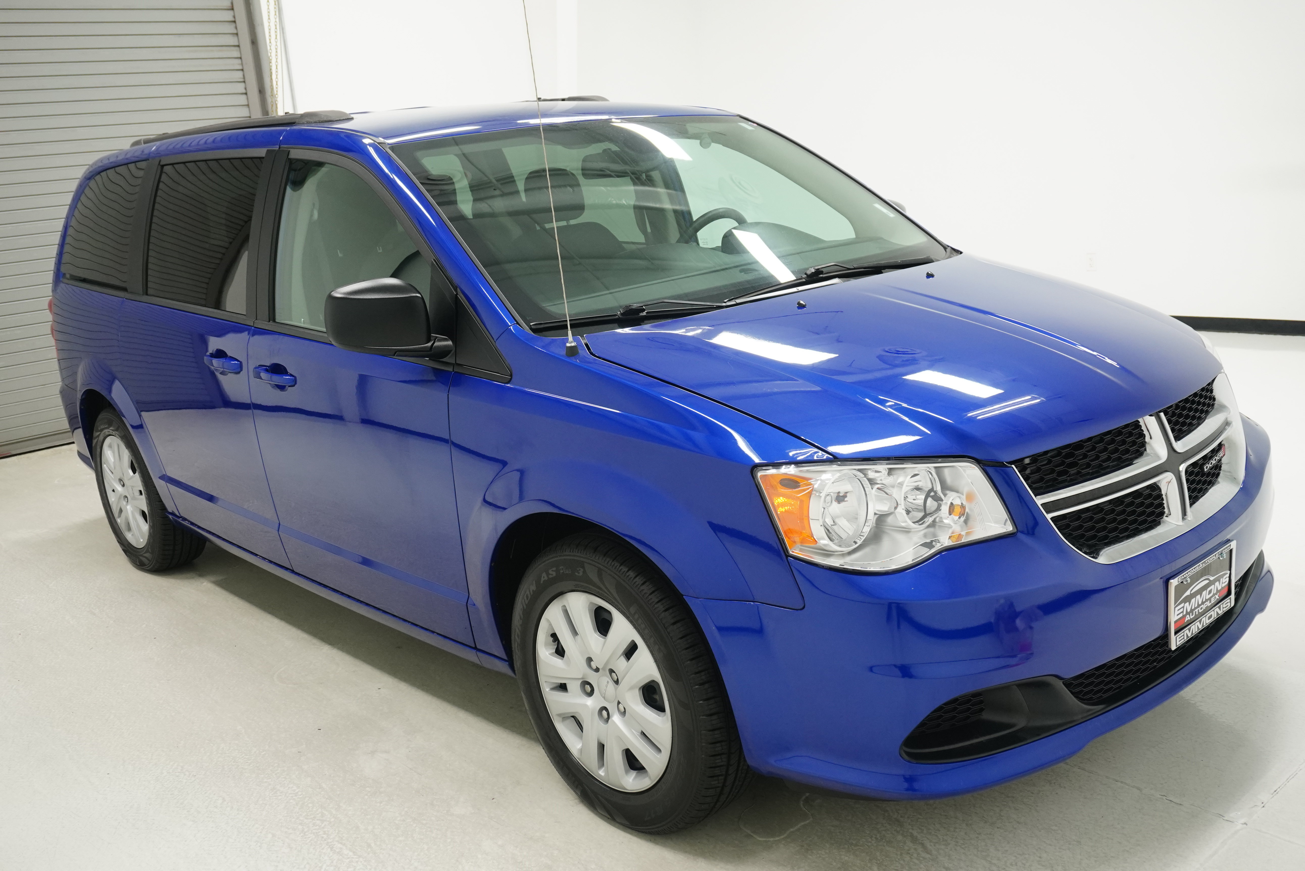 Used 2018 Dodge Grand Caravan SE w/ UConnect Hands-Free Group FWD image 3