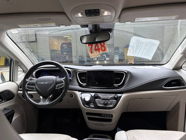 Used 2021 Chrysler Pacifica Touring-L FWD image 11