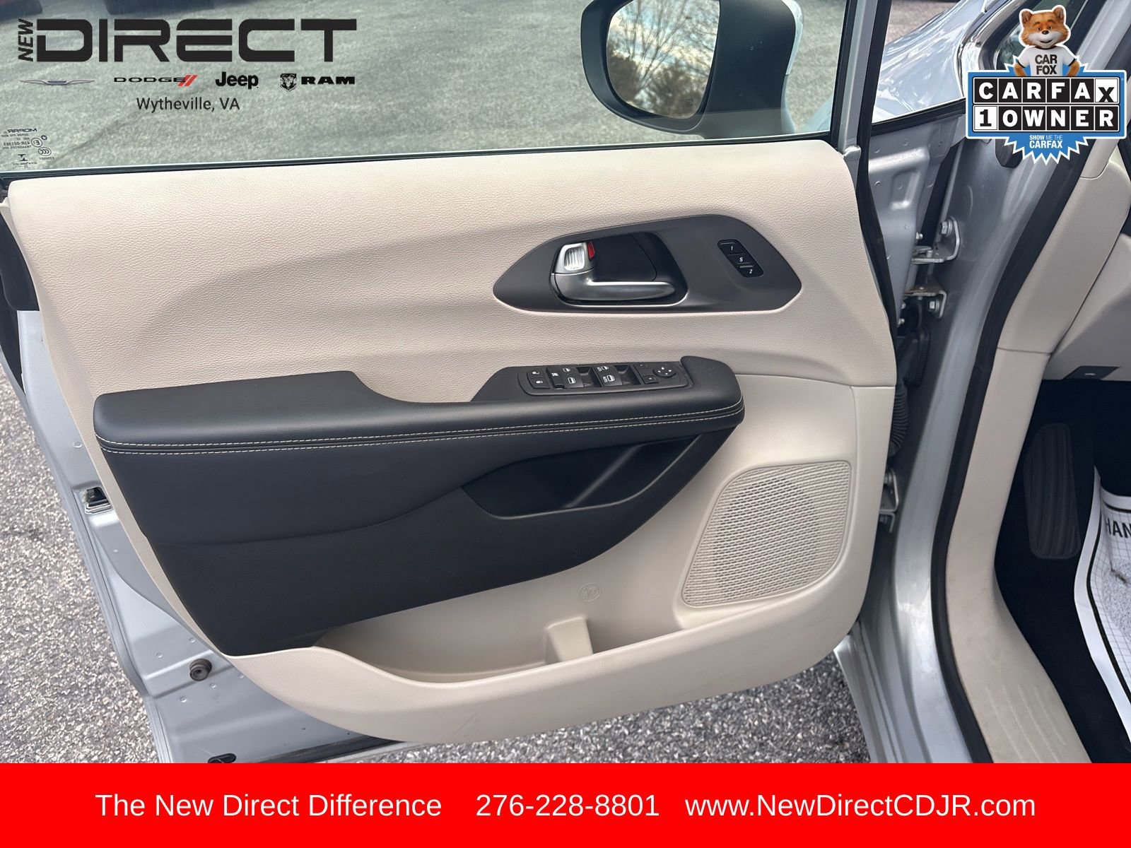 Used 2023 Chrysler Pacifica Touring-L image 11