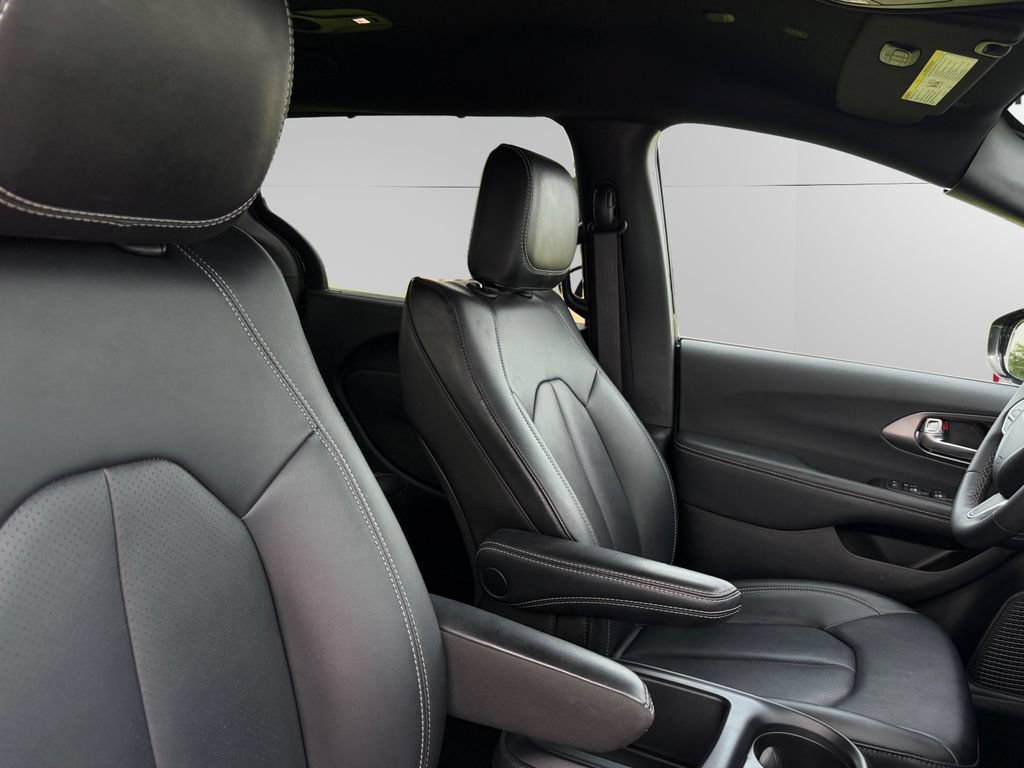 Used 2025 Chrysler Pacifica Select FWD image 13