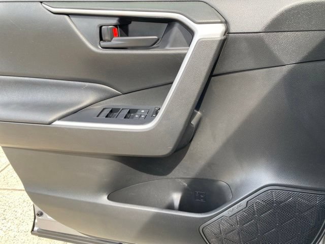 Used 2021 Toyota RAV4 LE FWD image 17