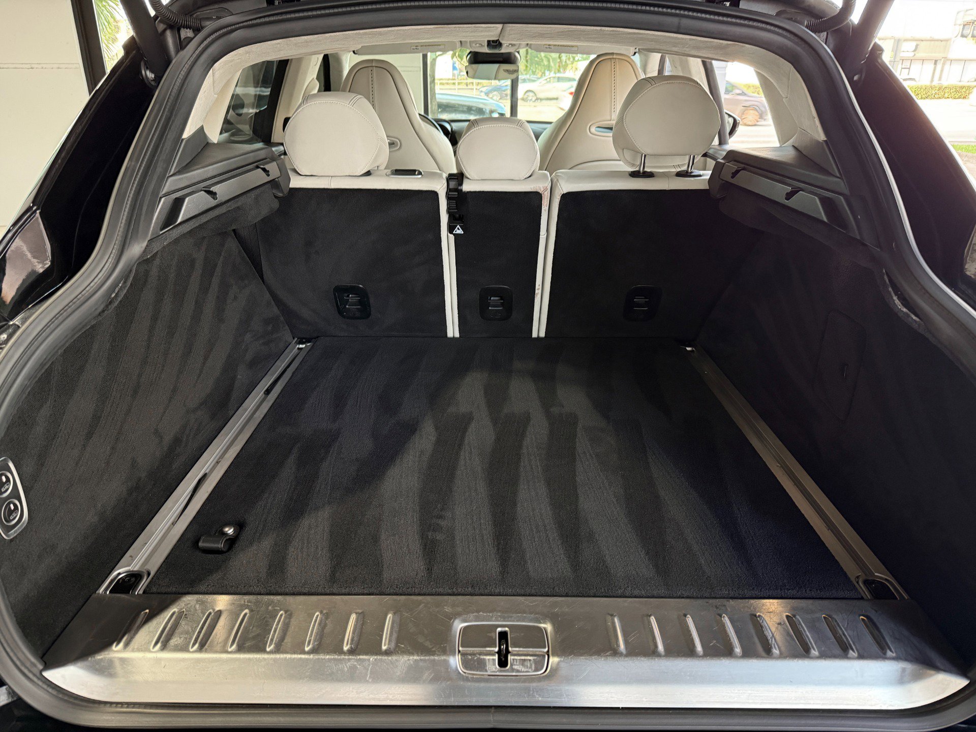 Used 2021 Aston Martin DBX image 37