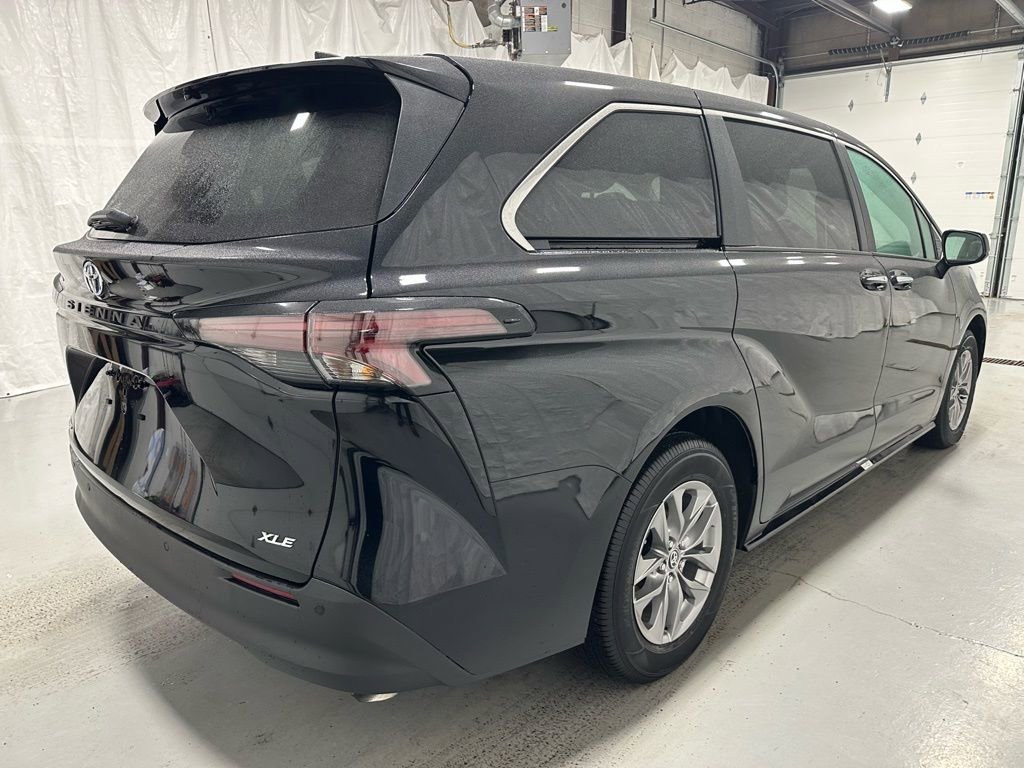 Used 2025 Toyota Sienna XLE image 7
