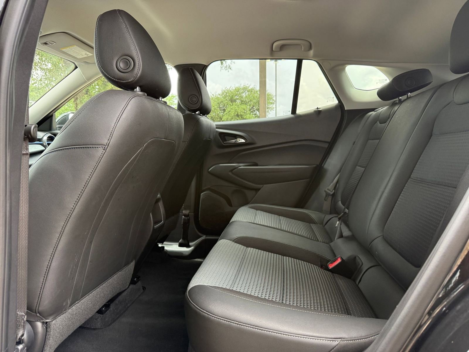 Used 2025 Chevrolet Trax LT FWD image 25