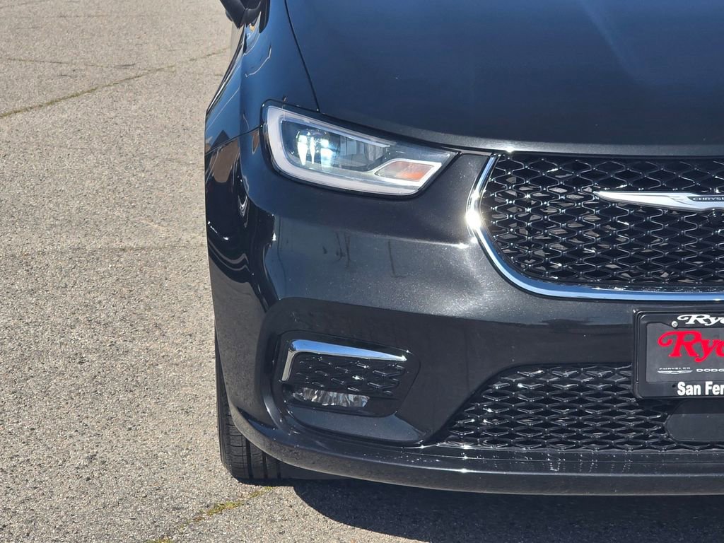 Certified 2023 Chrysler Pacifica Touring-L image 3