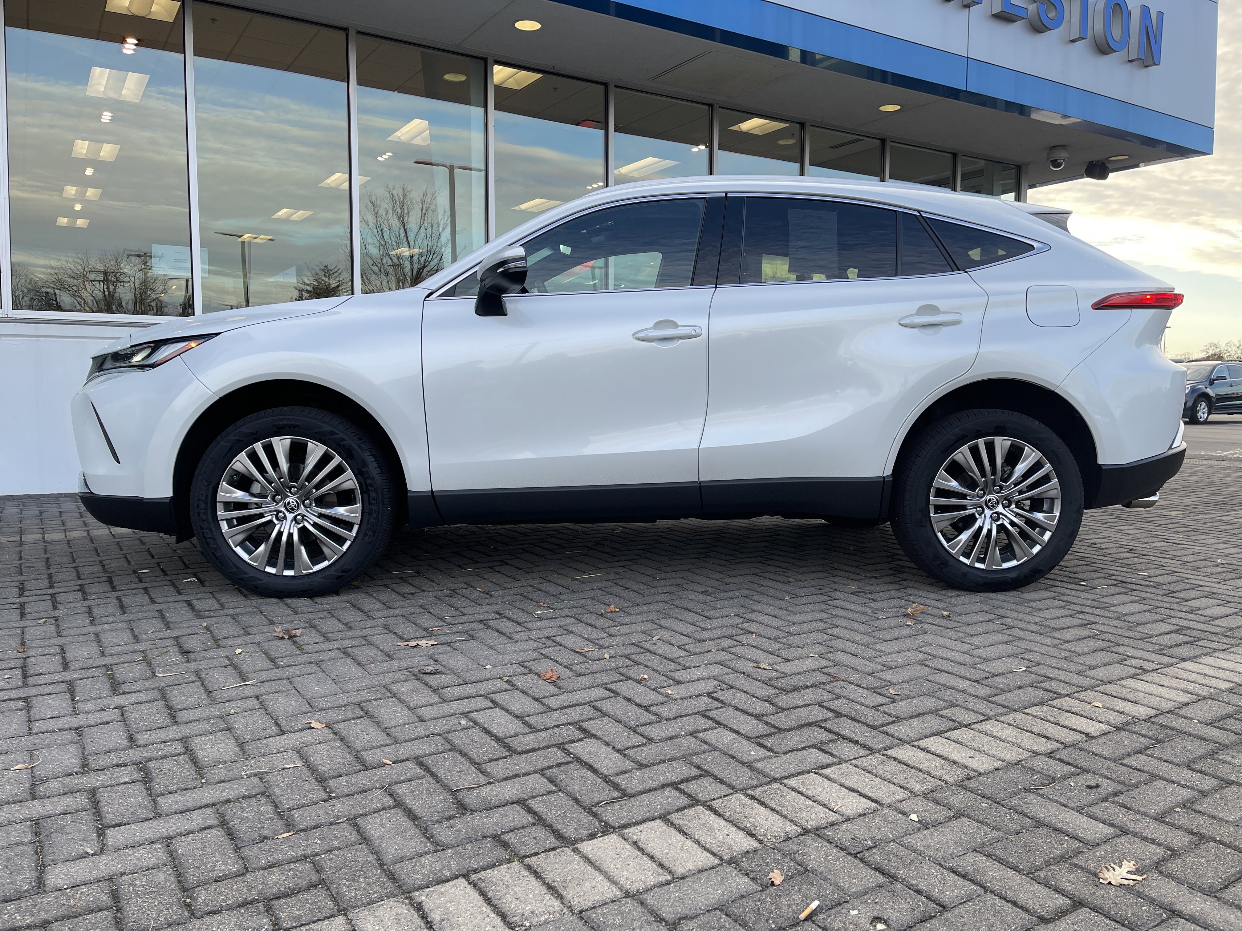 Used 2023 Toyota Venza XLE image 2