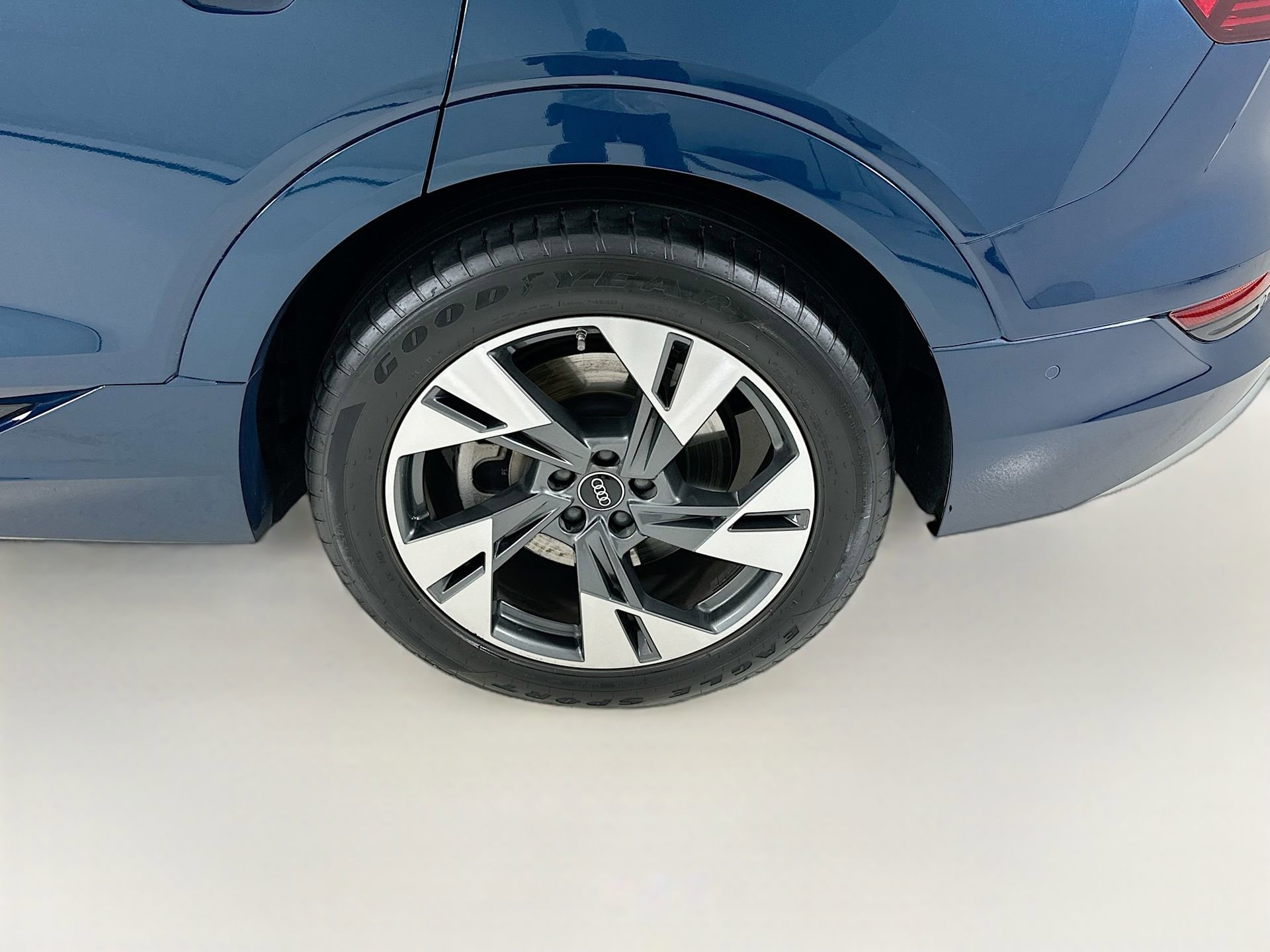 Used 2022 Audi e-tron Premium Plus AWD/4WD image 35