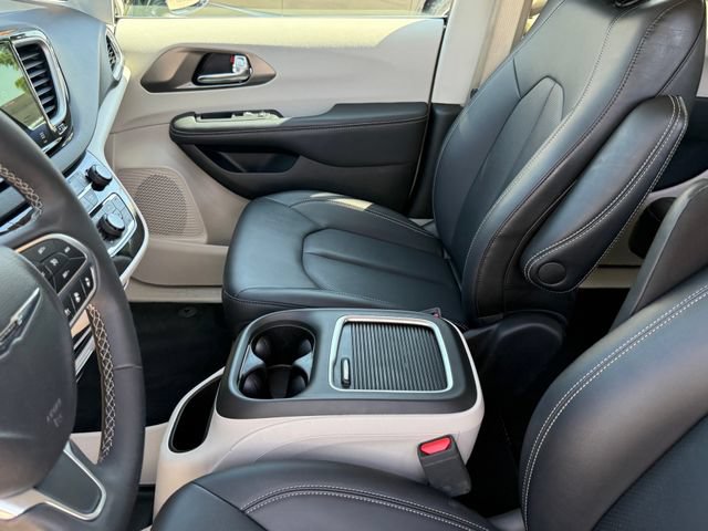 Used 2024 Chrysler Pacifica Touring-L FWD image 10