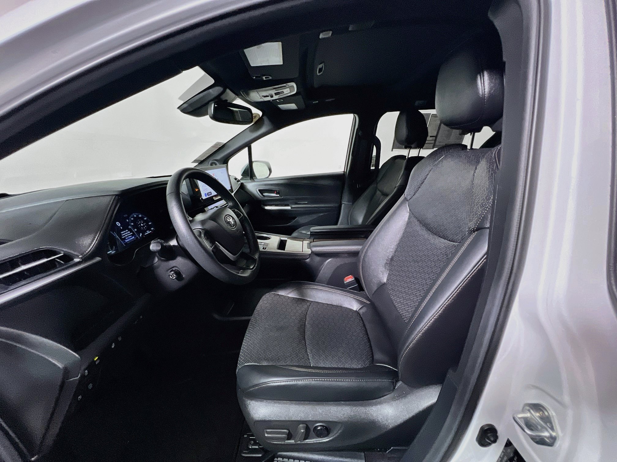 Used 2025 Toyota Sienna Platinum FWD image 14