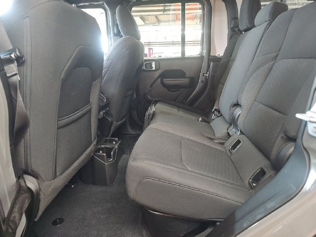 Used 2023 Jeep Gladiator Sport AWD/4WD image 9