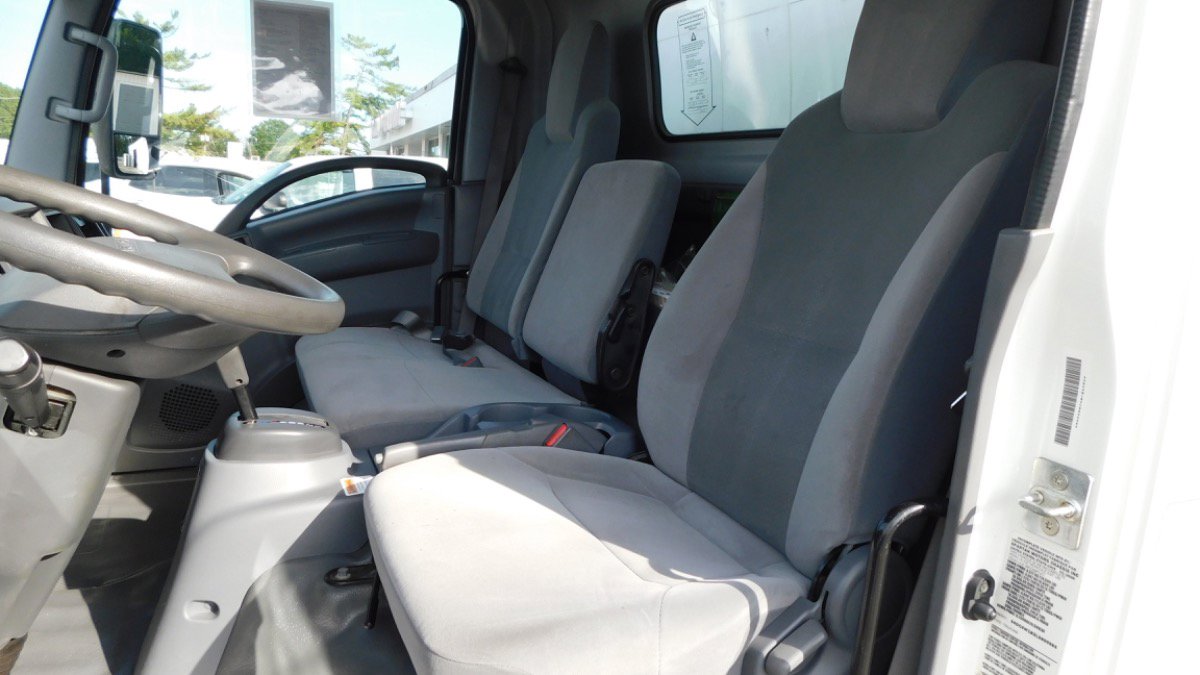 Used 2020 Isuzu NPR image 9