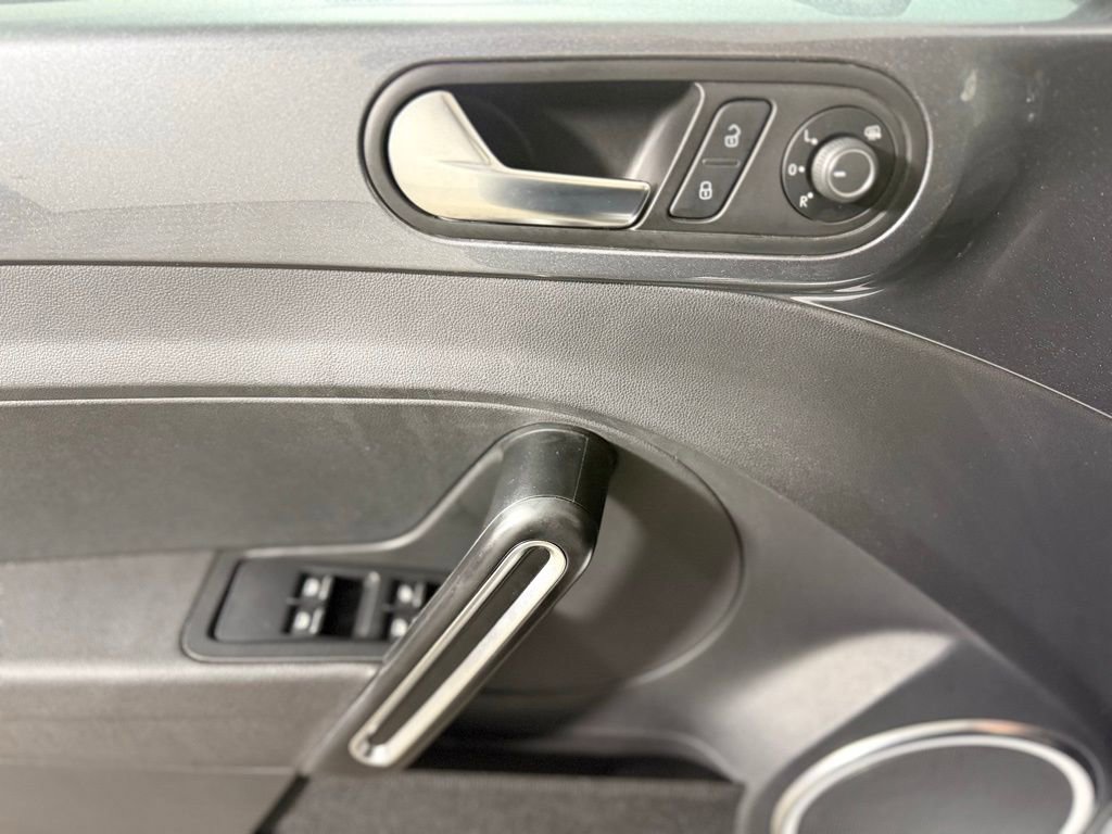 Used 2019 Volkswagen Beetle 2.0T SE FWD image 18