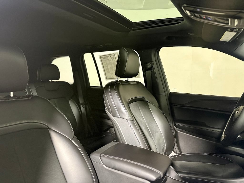 Used 2025 Jeep Grand Cherokee Altitude AWD/4WD image 27