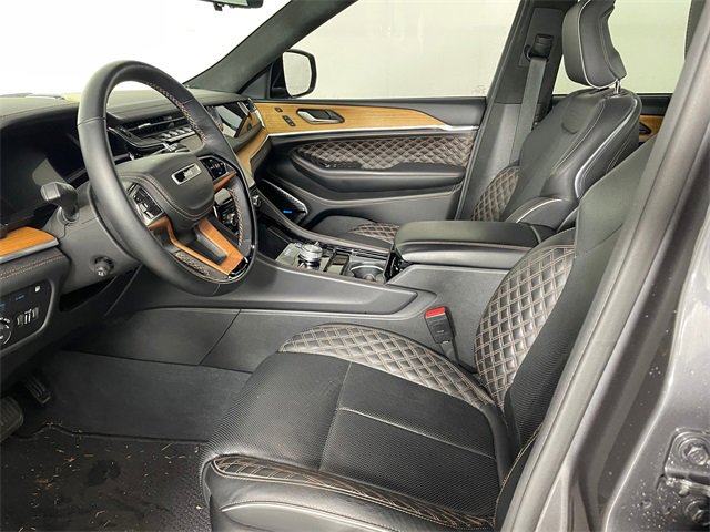 Used 2023 Jeep Grand Cherokee Summit image 2