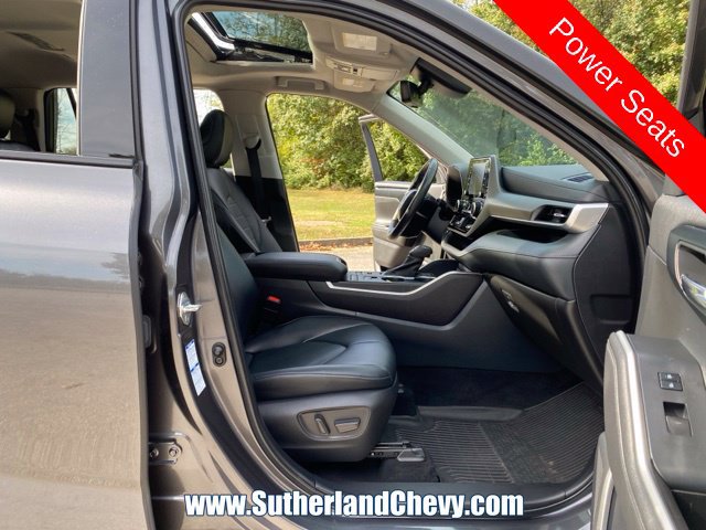 Used 2022 Toyota Highlander XLE AWD/4WD image 17
