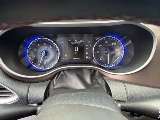 Used 2018 Chrysler Pacifica Touring-L FWD image 19