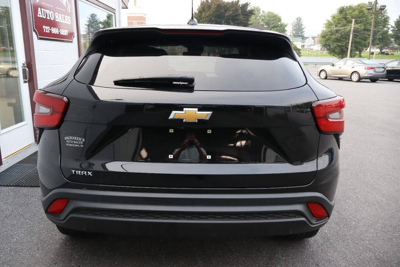 Used 2024 Chevrolet Trax LS w/ LS Convenience Package FWD image 3