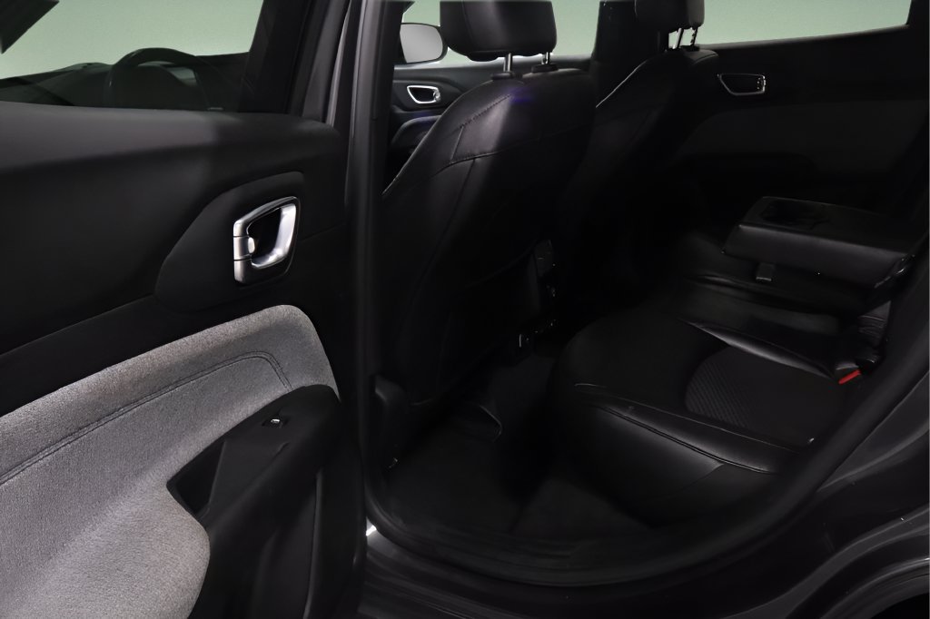 Used 2024 Jeep Compass Latitude AWD/4WD image 11