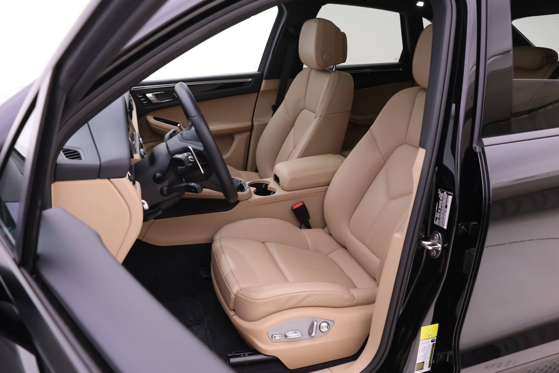 Used 2025 Porsche Macan image 5