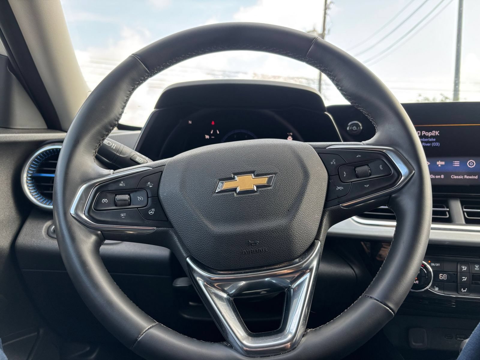 Used 2025 Chevrolet Trax LT w/ LT Convenience Package FWD image 22