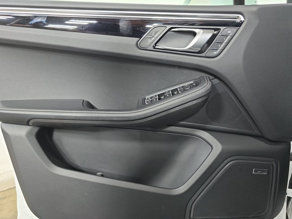 Certified 2025 Porsche Macan AWD/4WD image 22