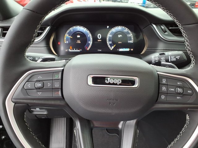 New 2025 Jeep Grand Cherokee Altitude image 14