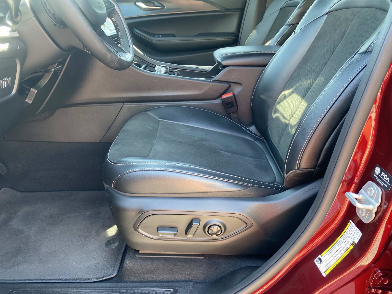 Used 2025 Jeep Grand Cherokee Altitude RWD image 22