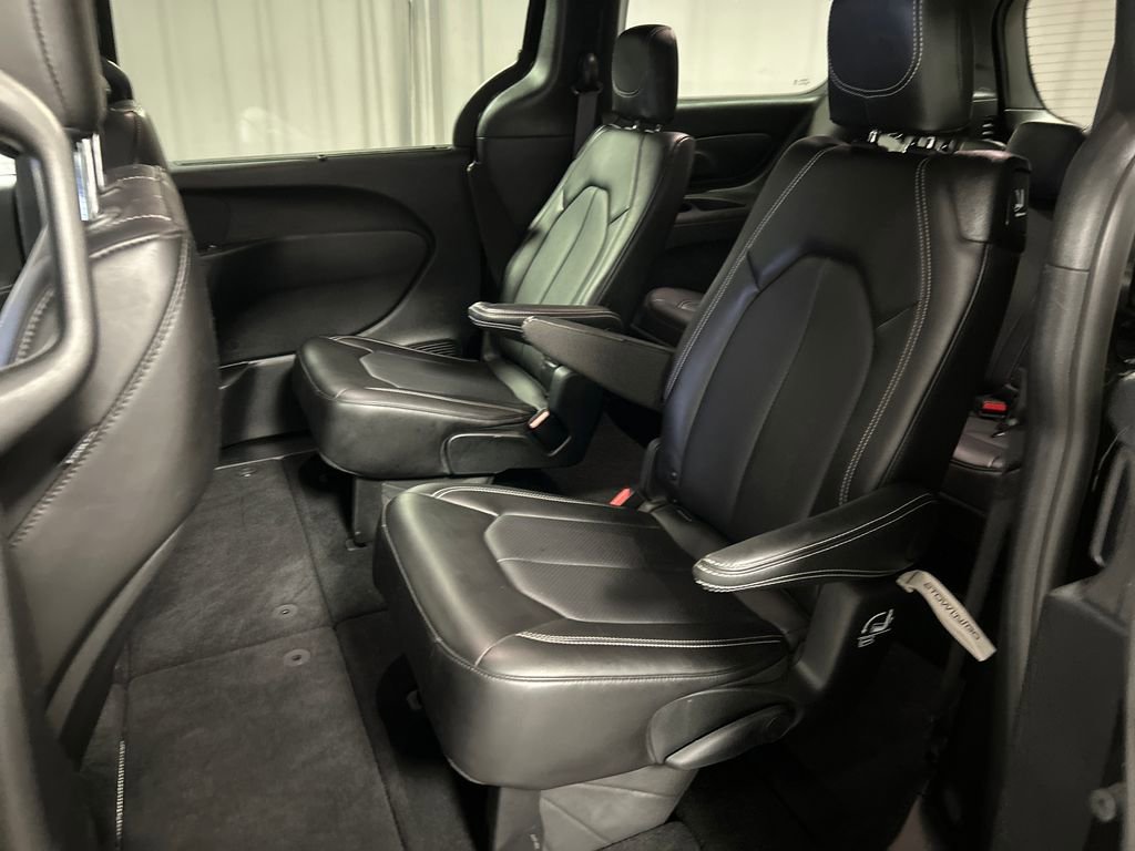 Used 2025 Chrysler Pacifica Select image 23