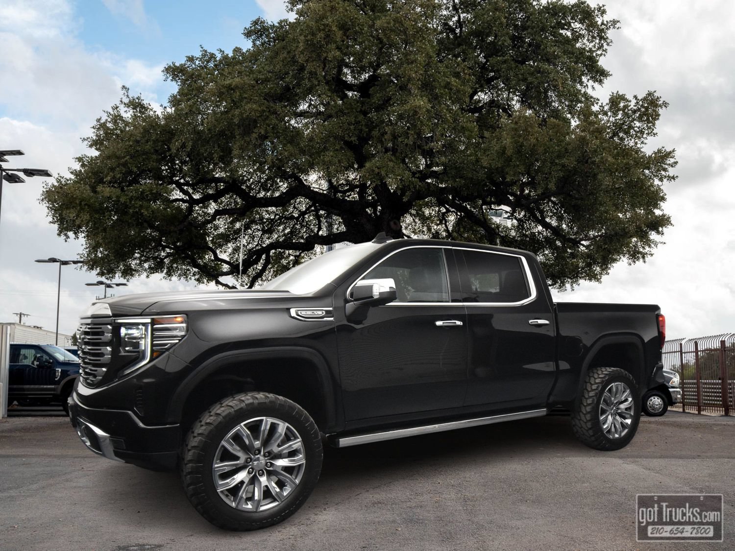 Used 2024 GMC Sierra 1500 Denali w/ Denali Reserve Package AWD/4WD image 1