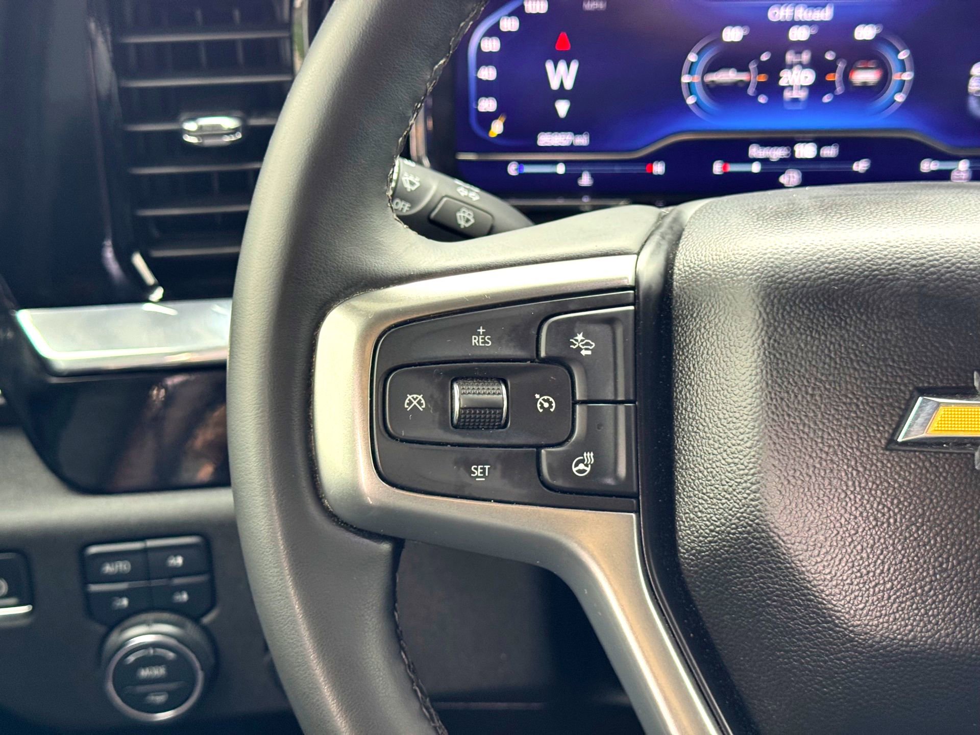 Used 2025 Chevrolet Silverado 2500 LTZ w/ LTZ Convenience Package image 26