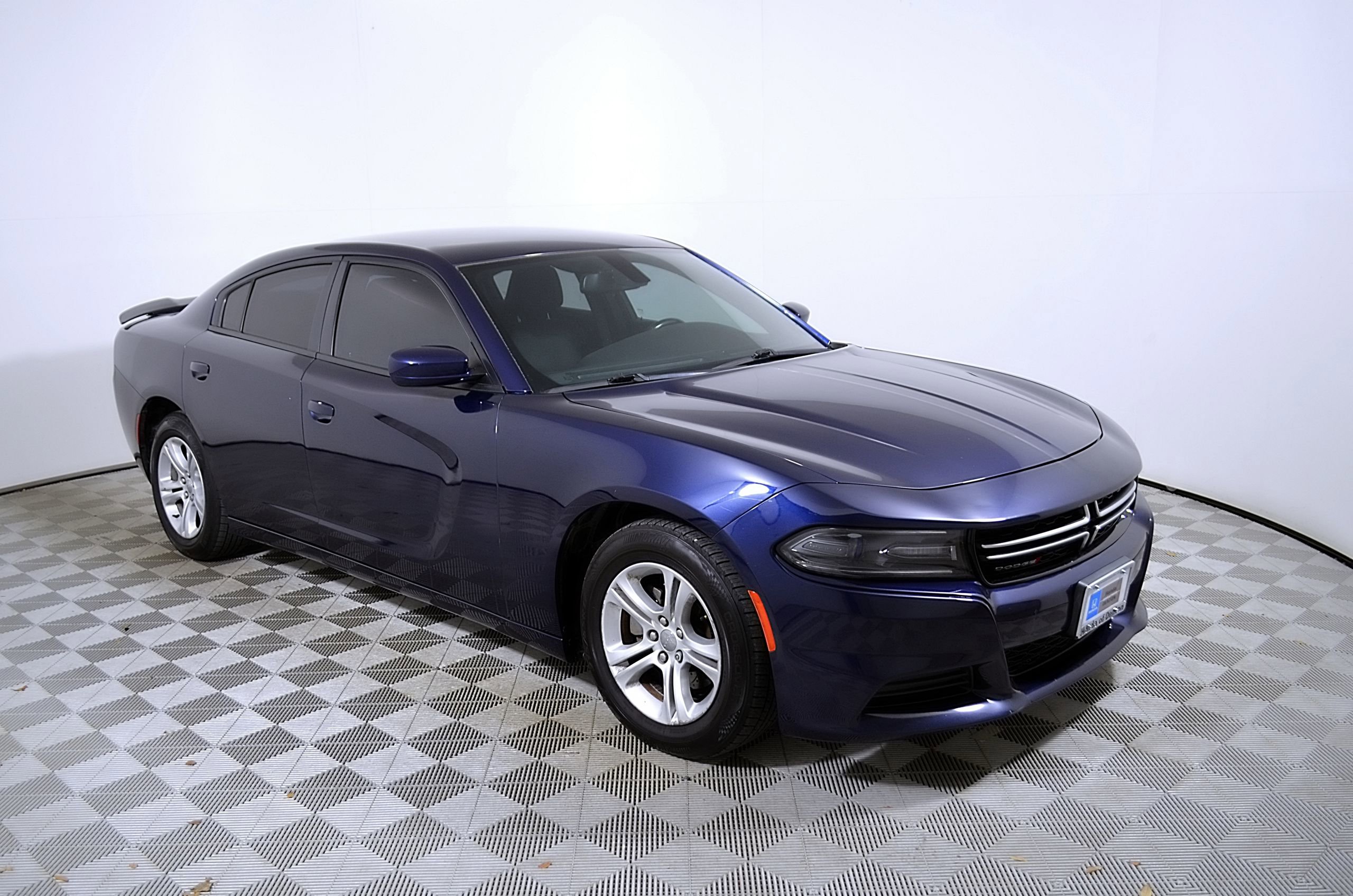 Used 2016 Dodge Charger SE RWD image 7