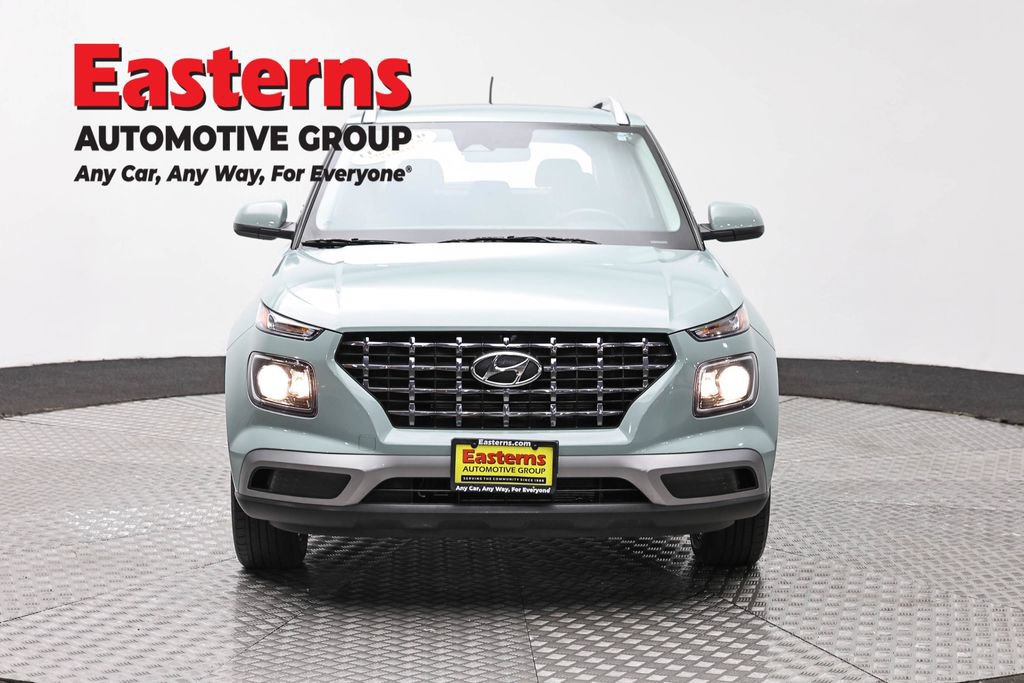 Used 2025 Hyundai Venue SEL FWD image 2